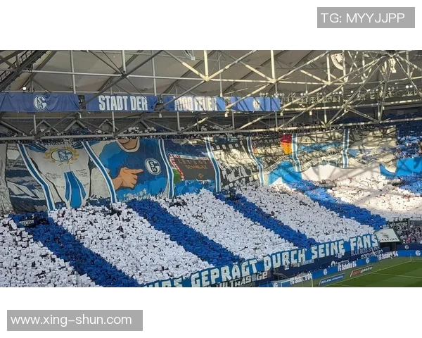 足球传奇人物的崛起与辉煌:从球场霸主到永恒传奇的背后故事